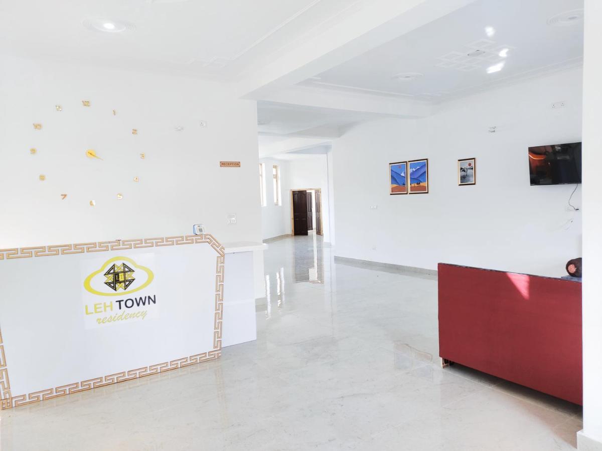 Sunbed next to infinity swimming pool at Villa Lion View