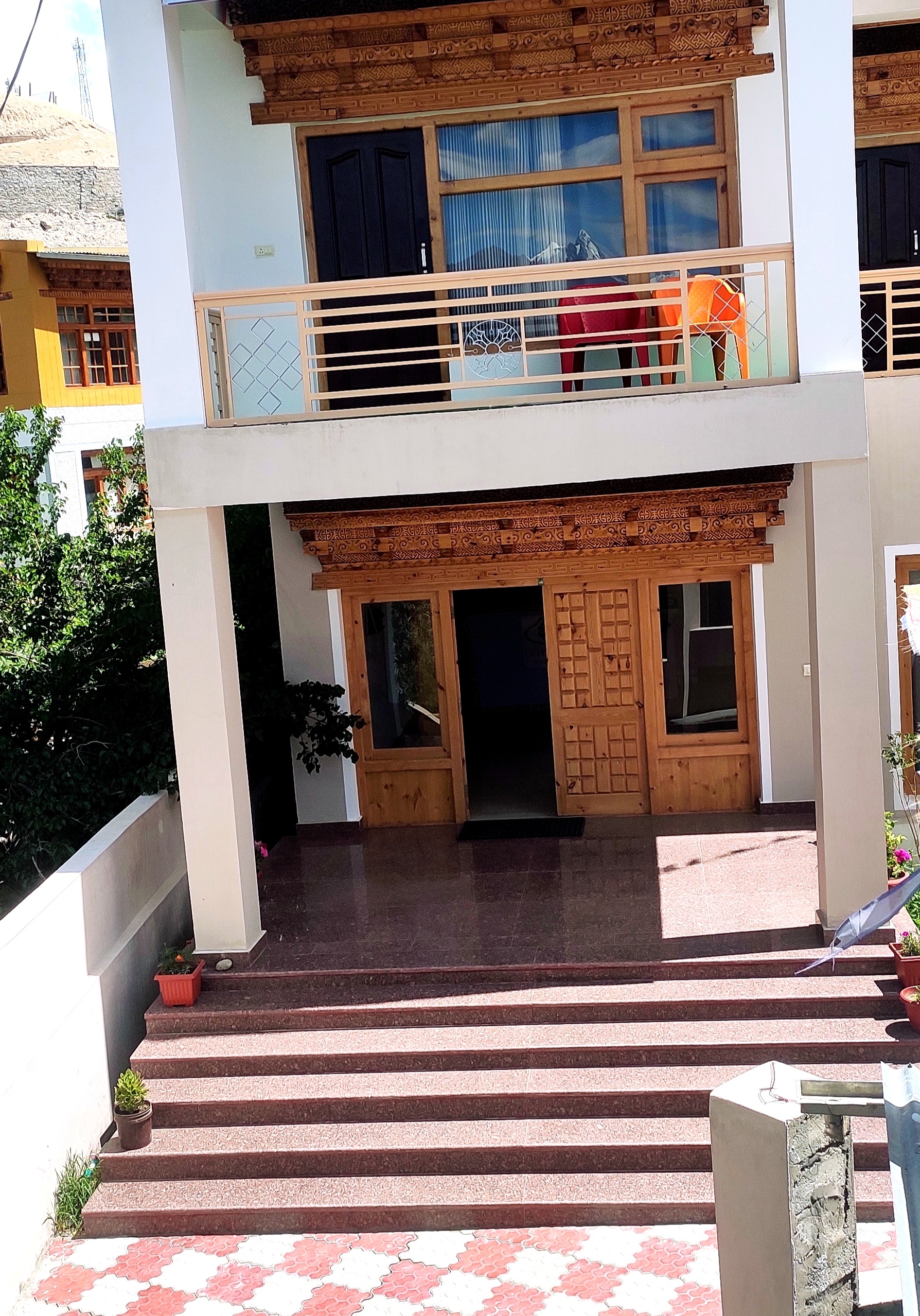 Outdoor shower with wooden slats at Villa Lion View