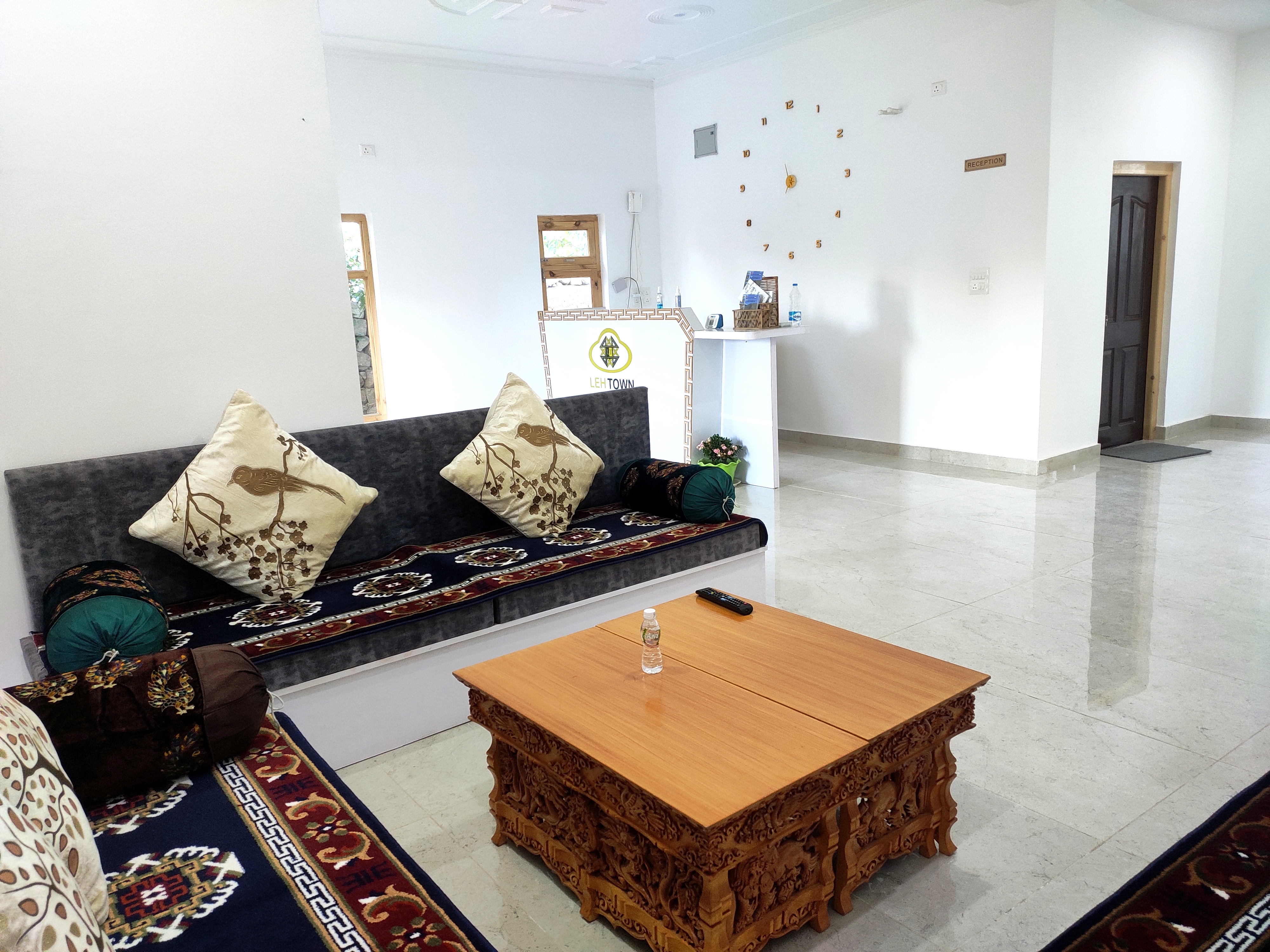 Infinity swimming pool with view over Constantia at Villa Lion View